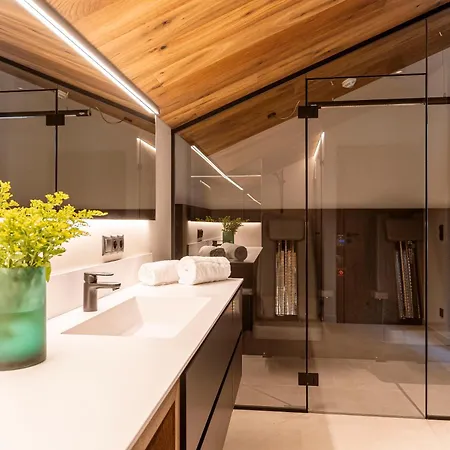 104 By Alps Apartment *